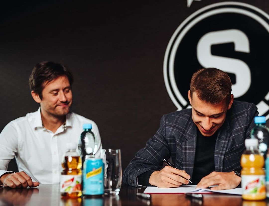 ?️ SMLOUVA | Jednadvacetiletý záložník Matěj Ryneš podepsal se Spartou novou smlouvu.

@rynesak, přejeme hodně štěstí do nové sezony! ? Více na webu ACS. #acsparta